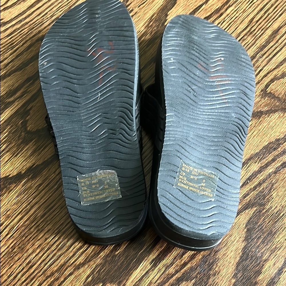 Reef Black Sandals Minimalist Thong Design - Picture 2 of 5